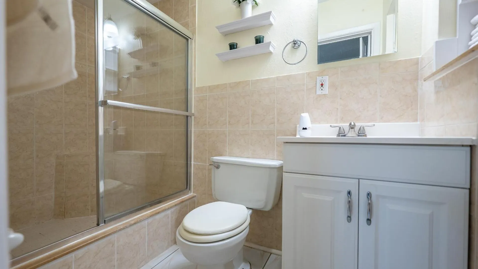 טאמפה Cozy & Spacious Near Stadium 0*,