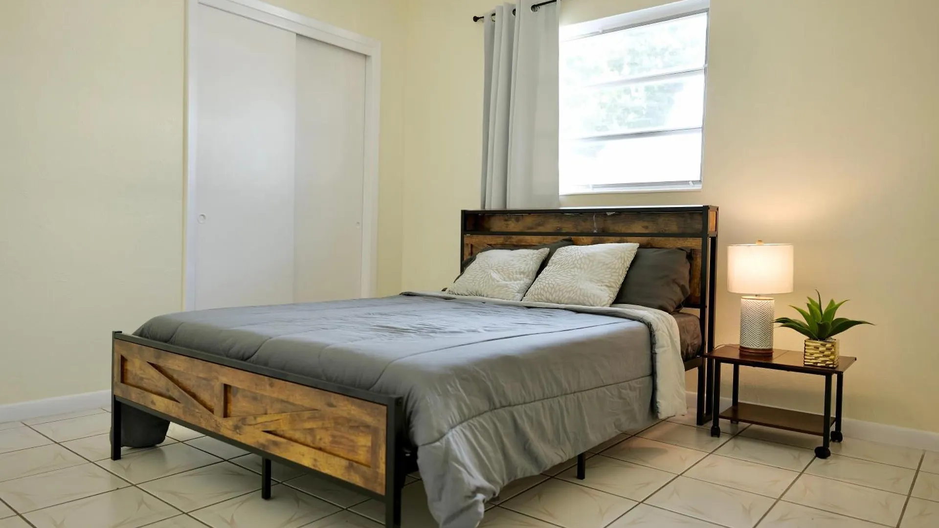 בית נופש טאמפה Cozy & Spacious Near Stadium
